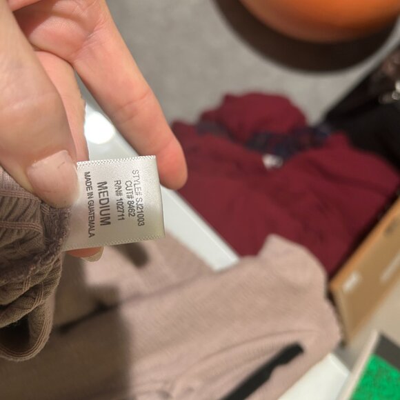 Gibson look tan asymmetrical cold shoulder smocked short sleeve  shirt size M - Picture 6 of 6